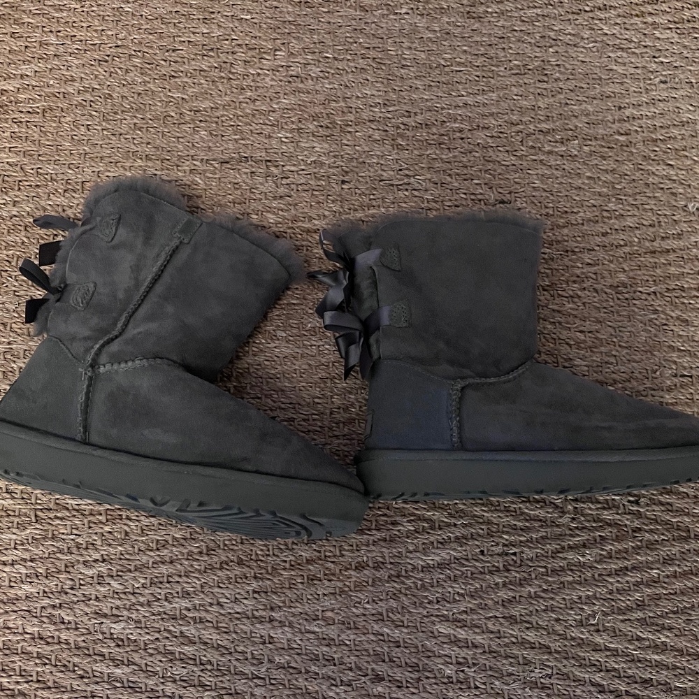 Ugg Girls Bailey Bow,. Double Bow, Gray Suede, Big Girls Size 6, Great Condition